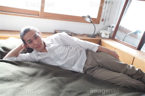 【ベッドに横になる男性】の画像素材31801502 写真素材ならイメージナビ