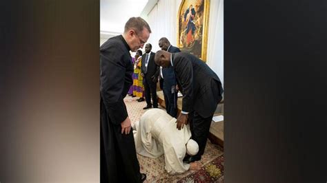 Pope Francis Kisses Feet Of South Sudan S Leaders Foto En Tempo Co