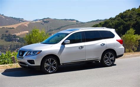 2017 Nissan Pathfinder: Discreetly Capable - 3/30