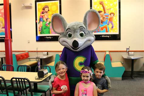 Chuck E Cheese S Launches New Triple Pepperoni Pizza Brand Eating
