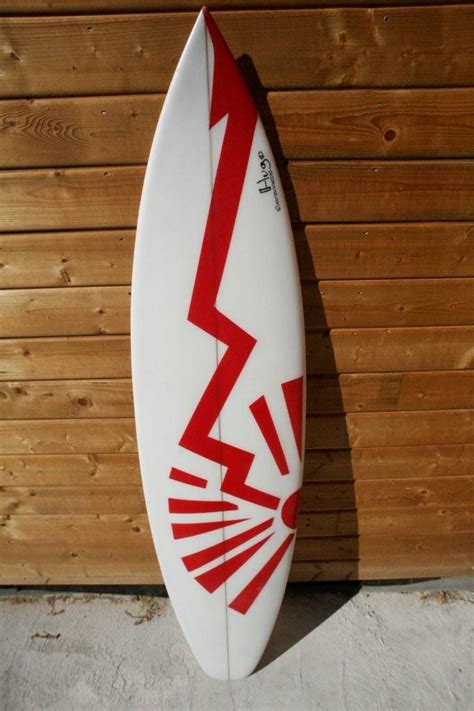 Il existe une bande de tissu entre la ficelle qu'on accroche au plug de la planche de surf et le fil uréthane. Présentation des planches de surf Hugo Surfboards - SURF'N KITE