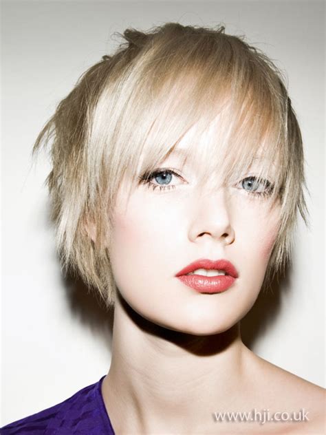 Contrasting between the straight sleek locks in the front with the feathered and slightly messy back, you get the best of both worlds when you choose this cut. 2009 blonde choppy hairstyle - HJI