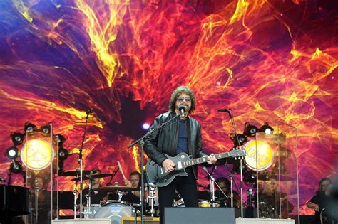 Elos Jeff Lynne Headed To Portland Playing His Hits And Feeling Cool