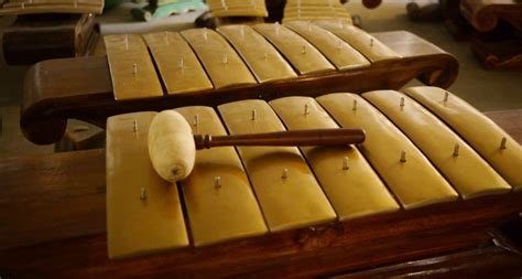 Berikut berbagai macam alat musik tradisional indonesia beserta daerah asalnya, dengan talempong adalah seperangkat alat musik khas sumatera barat yang dimainkan dengan cara dipukul terbangan adalah alat musik tabuh yang mirip dengan rebana. Jenis Alat Musik Cara Memainkan Daerah Asal Sumber Informasi