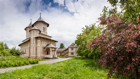 O mulţime de bărbaţi şi de femei poartă numele lor. Biserica Sf. Împărați Constantin Și Elena - Biserică ...