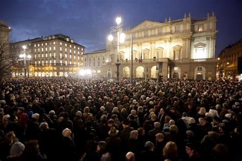 Marcia Funebre Per Abbado La Folla In Piazza Scala La Repubblica