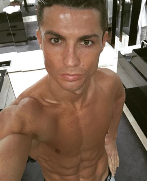 Antes De Dormir Cristiano Ronaldo Posa Sem Camisa E Exibe Barriga Trincada Blog Brasil