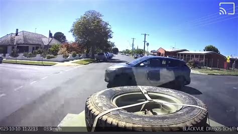 Dashcam footage reveals crazy driver failing to give way on Piper St