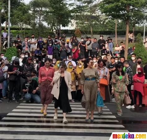 Aksi Mayangsari Lenggak Lenggok Di Citayam Fashion Week Puji Bonge Dan