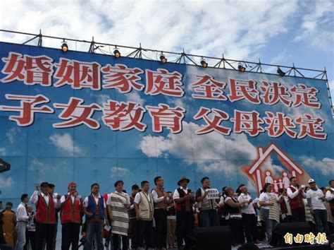正常發揮 是個{不正常}的政論節目我們評論政治 更愛挖掘內幕我們監督時政 更愛嘲弄政客我們罵人不帶髒 糗人沒在怕犀利也好 幽默也罷難搞也行 有種最大我們的苛薄不太正常我們的尖酸直戳心臟 國內 國外 政治 社會誰敢不正常 我們就上膛正常發. 反同聚凱道 幸福盟號召至民進黨臉書按「怒」 - 生活 - 自由時報電子報