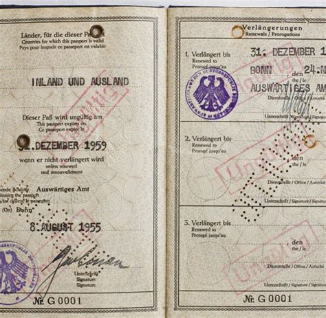 Diplomatenpaß — diplomatenpass … wörterbuch veränderungen in der deutschen rechtschreibung. Deutsche Dinge: In Polen aufgetaucht - der Diplomatenpass ...