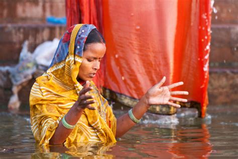 힌두교식 여자 Taking 아침입니다 목욕을 갠지스 강 바라나시에 대한 스톡 사진 및 기타 이미지 바라나시 갠지스 강 여자 Istock