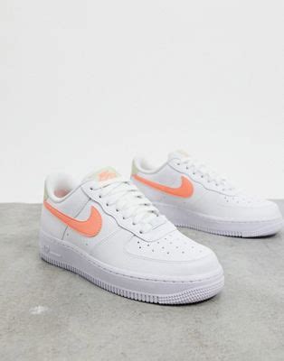 Units contain pressurised air that compresses on impact for lightweight, durable cushioning. Nike - Air Force 1 '07 - Baskets - Blanc, orange et beige ...