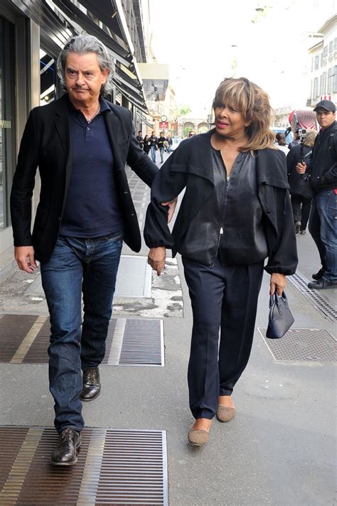 Photo Tina Turner accompagnée de son mari Erwin Bach fait du