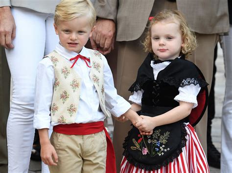 New photos of princess charlene of monaco. Los pequeños príncipes de Mónaco visten con el traje ...