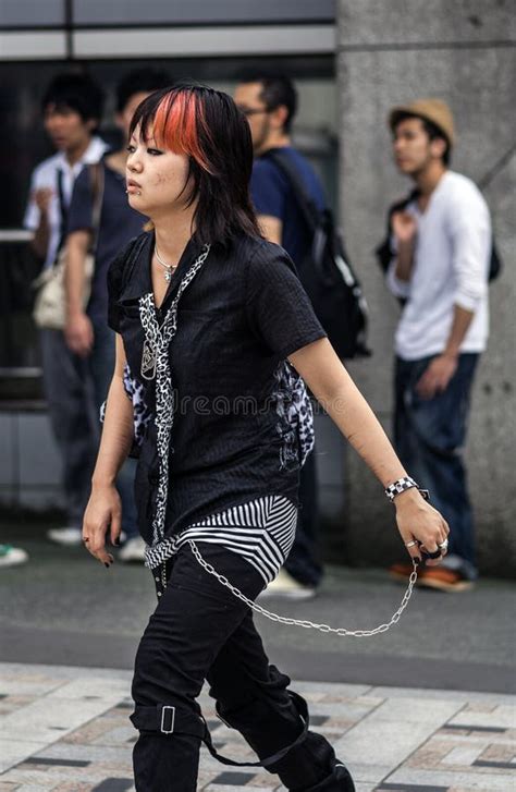 Japanse Tiener Met Kettingstoebehoren Harajuku In Tokyo Redactionele