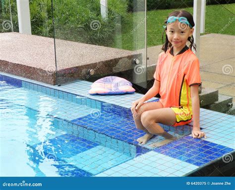 Jeune Fille Par La Piscine Image Stock Image Du Gosses