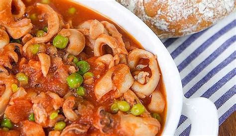 Ora prendete le vostre seppie. Seppie con piselli - La Ricetta di Buonissimo
