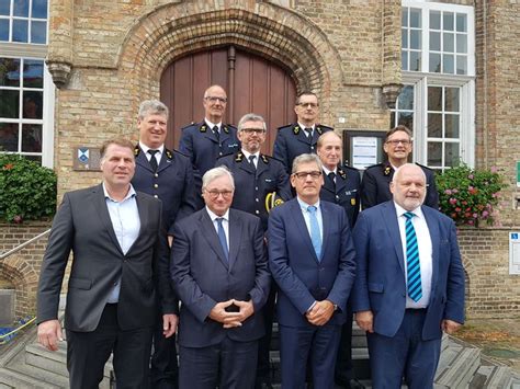 Bewogen, met nog plaats voor beweging. Groots aangekondigde veiligheidszone met politie en ...
