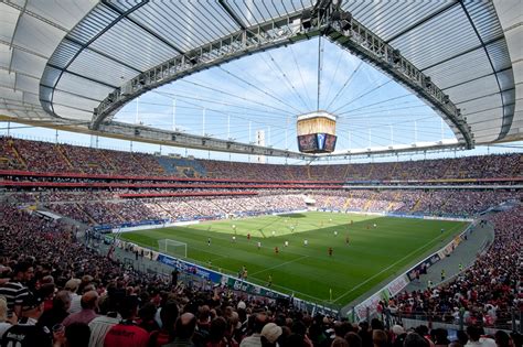 2021 | dein stadionsommer frankfurt. Neuer Videowürfel für Deutsche Bank Park - Stadionwelt