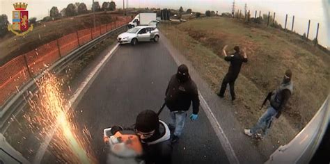 Foggia | assalti a portavalori, presa la banda dei foggiani. Rapina al portavalori a Bollate: 7 arrestati in Puglia. Il ...