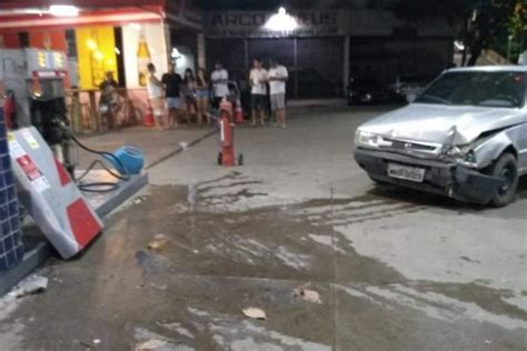 Vídeo carro invade posto de gasolina e atropela frentista Metrópoles