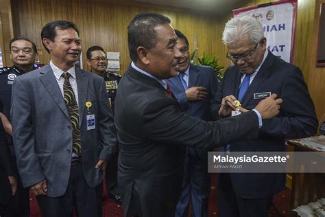 Ada 20 gudang lagu viral timbalan menteri dalam negeri terbaru, klik salah satu untuk download lagu mudah dan cepat. Hamzah Zainuddin, Timbalan Menteri Mula Tugas Hari Pertama ...