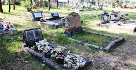 Shummun bukmun `umyun fahum la`yarji`un ( artinya : Mengunjungi Makam Kaum Muslim Untuk Mendoakan Keselamatan ...