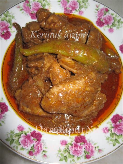 Bu mutfağı hazırlamak için kullanılan ana malzemeler sığır etidir (malayca: Dari Dapur NaSya: Kerutuk Ayam Kelantan