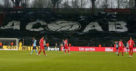 Hofmann centra desde la banda izquierda. 1. FC Union Berlin v Borussia Moenchengladbach ...
