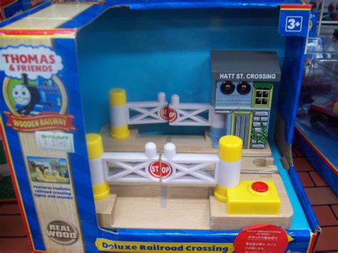 Satu molekul air tersusun atas dua atom hidrogen yang terikat secara kovalen pada satu atom oksigen.air bersifat tidak berwarna, tidak berasa dan tidak berbau pada kondisi standar, yaitu pada tekanan 100 kpa (1 bar) and temperatur 273,15 k (0 °c). kumpulan boneka dan gaun-gaun: AKIHABARA : The Biggest ...