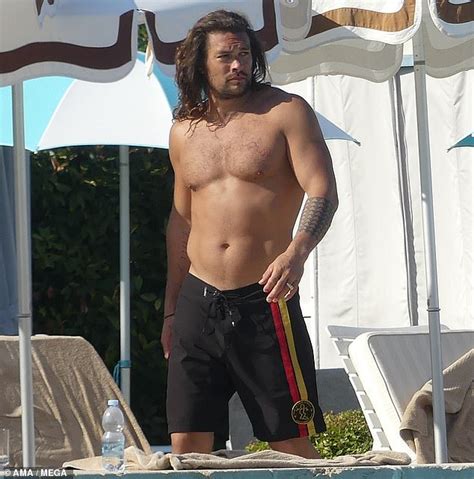 Jason Momoa Is A Dripping Wet Aquaman As He Goes Shirtless