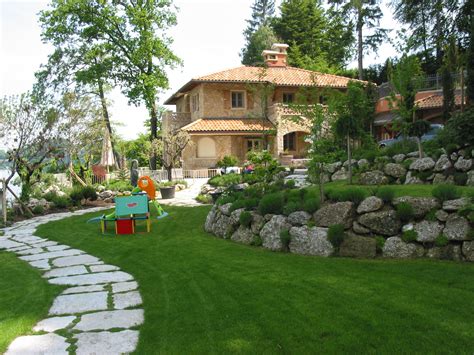 Wenn sie auch zum kreis der naturstein swimmingpool besitzer mit garten gehören oder gehören möchten, dann werden sie schnell feststellen, dass die poolumrandung eine wichtige rolle im gesamtbild ihres traumhaus und im umliegenden garten spielt. Gartengestaltung mit Naturstein - Gartengestaltung ...