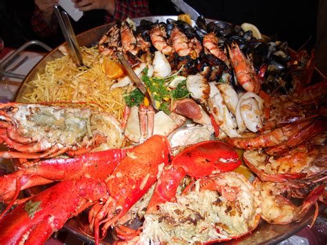 Greeting christmas card in retro style. La Vie Est Ailleurs: Seafood & St-Denis