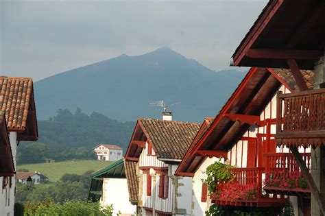 Bonjour, au pays basque, les volets des maisons sont peints de la même couleur que les autres pièces de bois. Sare est classé parmis les plus beaux villages de france