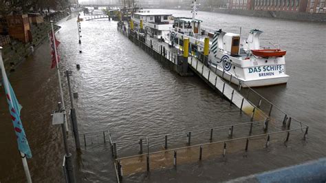 Sturmflut In Bremen So Hoch Stieg Die Weser Am Freitag