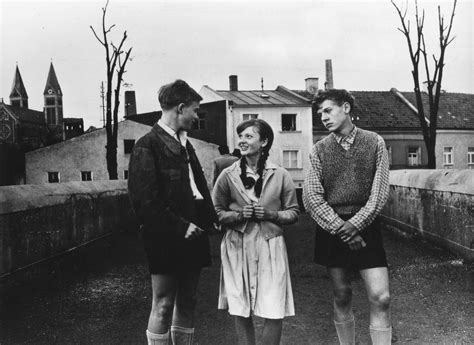 Servus leute, heute gibt es die kritik zum film die brücke. Die Brücke - Theater hintenlinks