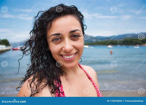 Retrato De Una Hermosa Joven Sonriente En Una Playa Preciosa Con Mar Azul Y Cabello Largo