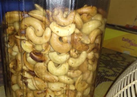 Kocok mentega, kacang tanah, dan gula dalam mangkuk mixer. Resep Kacang mete panggang rasa bawang gurih oleh D ...