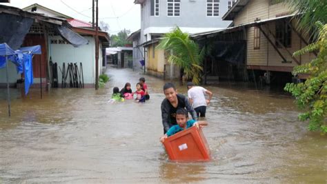 Banjir di Kemaman membimbangkan  Utusan Malaysia