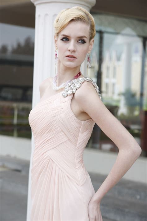 Cette tendance éveille une certaine fierté. Couleurs tendances pour des robes de soirée élégantes ...