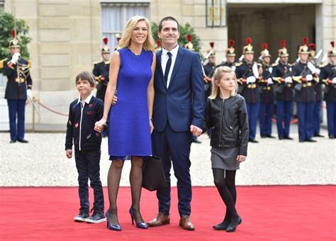 Emmanuel macron and wife brigitte trogneux arrive in washington. Emmanuel Macron à l'Elysée : une investiture en famille ...