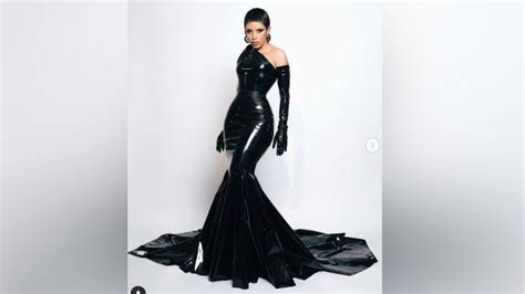 Doja Cat Tampil Edgy Dengan Gaun Lateks Hitam Versace Di Grammy Awards