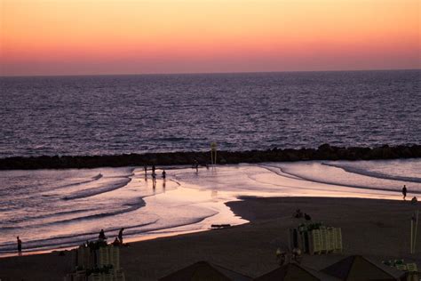 Bildet solnedgang Strand speilbilde vann Tel Aviv israel hav magiske timen etterglød