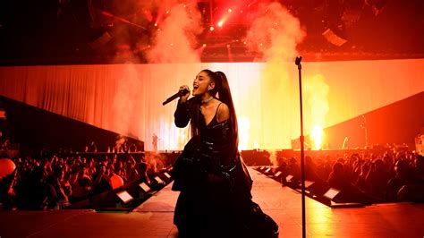 Desktop Wallpaper Ariana Grande Live Performance On Stage Singing 4k