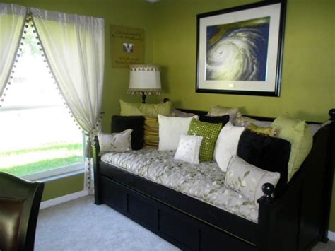 Need ideas on how to decorate your home office/guest room combo? Like the daybed idea for a convertible office/guest room ...