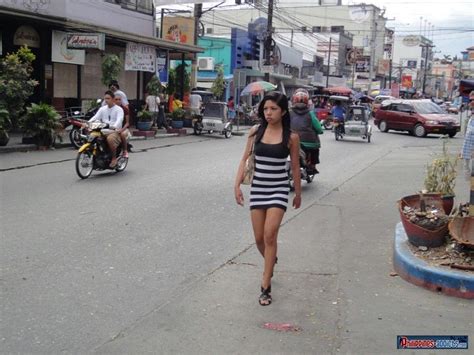 Sexy Filipina Girl Walking Down Fields Avenue Walking Street Angeles City Angelescity