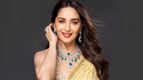 Madhuri Dixit Shares Her Throwback Photos In Which Madhuri S Glamorous Style Is Seen Scoop Beats
