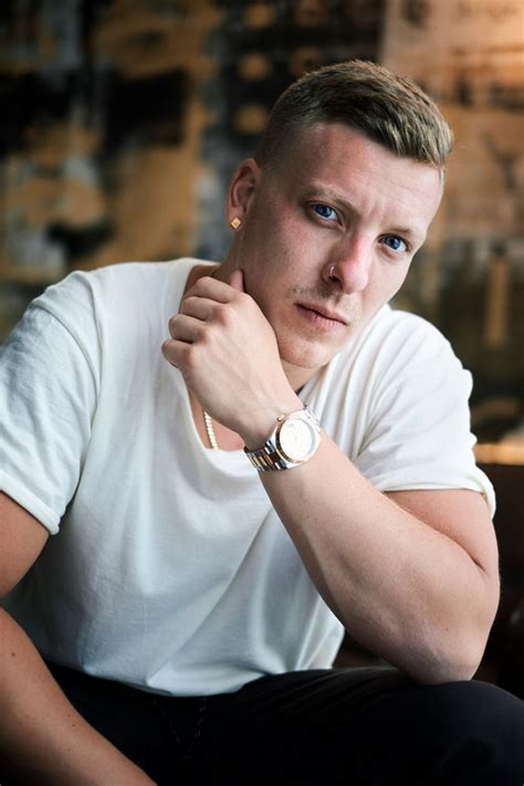 Irgendeinem armen teufel läuft grad die waschmaschine aus, obwohl er dringend los muss. Felix Lobrecht? Kenn ick! Der Berliner Comedian im ...