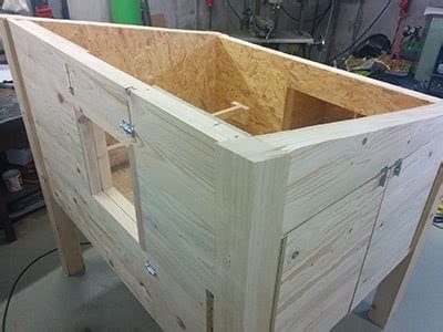 Bauplan für einen einfachen hühnerstall aus holz mit hühnerleiter und schindeldach. Hühnerstall bauen ++ Bauanleitung, Tipps & Interview